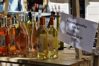 Skleničku půjčíme za stovku, zpátky vrátíme padesát. Ber, nebo nech ležet - Médium.cz